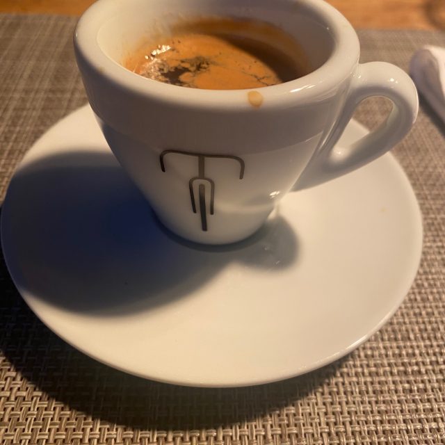 Slow mornings, fast rides ☕🚴
Starting the day with the LtD Gravel Grinder from @magistralecyclingcoffee in a @cyclebean_cofficial cup. A roast made for Laurens ten Dam, built around one idea: slow down, look around, enjoy the small things done really well. 🙌
That's exactly how we want to ride to Italy in 2027: no flights, no rush, just good coffee, good company and a lot of kilometres. 🚆🇮🇹
Our verdict: smooth, rich and perfect for a gravel morning. 8.5/10 ⭐
☕ What's your go-to coffee before a long ride? Tell us below, we're stocking up for the road!
💛 We're riding for @artsenzondergrenzen. Support our team via the link in bio (goal: €3,000).
#roadtoitaly #pedalfordoctors #gravel #bikepacking #coffeeandcycling #cyclingcoffee #gravelcoffee #livesloridefast #slowtravel #artsenzondergrenzen #bikepackingnetherlands #cycletouring