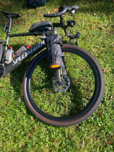 Bikepacking setup, version 1. 🚲
Specialized frame, Pathfinder tyres, a Sea to Summit bag on the fork and a top tube bag for the snacks. Still testing what works and what doesn’t before Italy 2027. 🇮🇹

I like the way the @seatosummit Altos tent with, fly and pegs plus the mesh inner ⛺️ is in the waterproof bags attachable to the fork with the cages.
This is Matthias’ setup for front.

What would you change? Be honest. 👇
Full verdict on the setup coming soon. 🎥

@tailfin @seatosummiteu @iamspecialized @elite_cycling 

#roadtoitaly #pedalfordoctors #bikepacking #bikepackingsetup #gravel