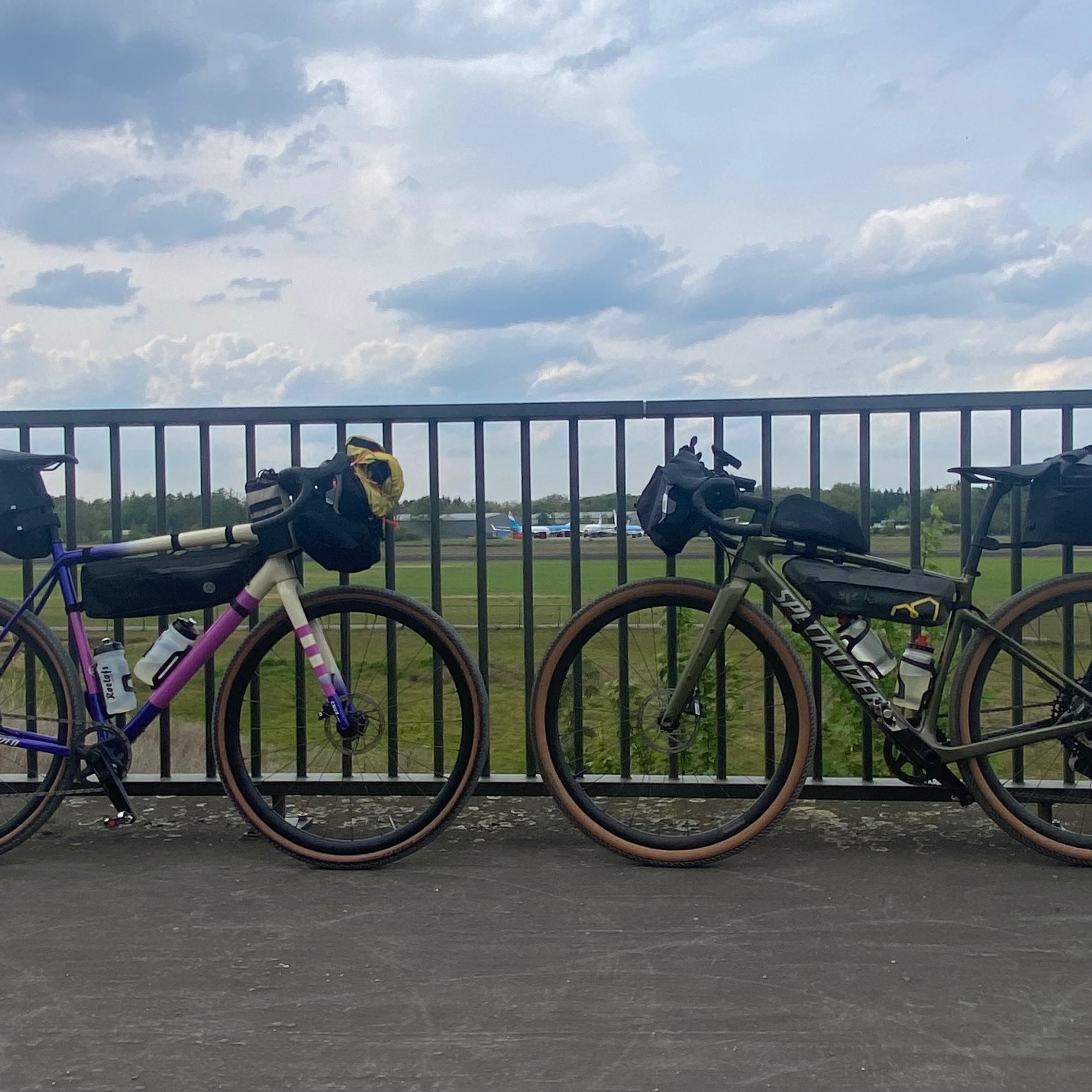 Three days, lots of kilometres, one gravel trip to Losser.
Bikes in front, planes in the background. For Italy 2027 we're staying on the ground: trains and pedals only.
This was our spring test run. We learned what to pack, what to leave at home and what still needs fixing. Gear notes coming soon.
What's the longest bikepacking trip you've done?
@freek053 @cycling.matt @specialized_nlbe @fietsspeciaalzaakroelofs @apidura @tailfincycling @agu_cc @restrap 💯
#roadtoitaly #pedalfordoctors #bikepacking #gravel #cyclingaddict #gravelnetherlands #gravelride ⛺️🏕️