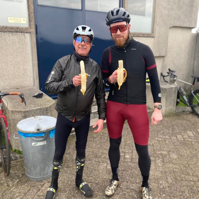 44 and 64. Same fuel. 🍌🚴
Carbohydrates for on the road. Two generations, one banana break and a lot of kilometres to go before Italy 2027. 🇮🇹 No flights, just trains, bikes and good company.
We're riding for @artsenzondergrenzen. ⛺️🏕️ Our goal is €3,000, link to our team page in bio. 💛
🍌 What's your go-to fuel on a long ride? Banana, stroopwafel or something else?
@freek053 @cycling.matt
#roadtoitaly #pedalfordoctors #bikepacking #gravel #twogenerations